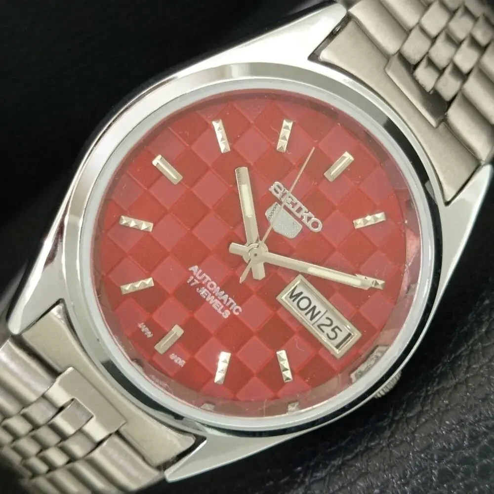 Vintage 1974 Seiko Automatic Mens Silver Watch W/daydate & Silver Accents
